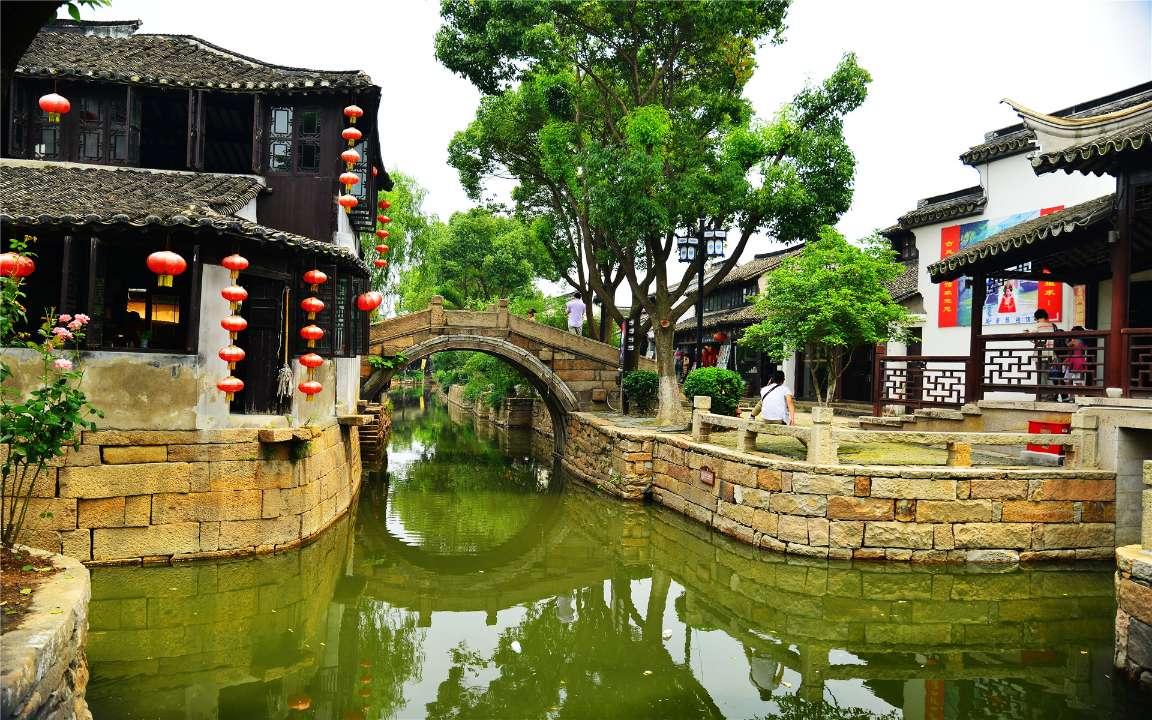 霍启刚郭晶晶参加香港马拉松,穿着朴素接地气,手牵手起步冲线