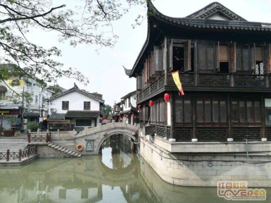 笑脸球的冒险之旅